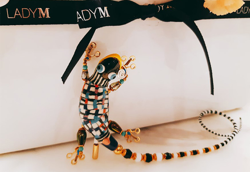 蔡爾平 純手工經典小壁虎(長尾巴) 彩鑲瓷雕塑別針胸針 蔡爾平 純手工經典小壁虎(長尾巴) 彩鑲瓷雕塑別針胸針