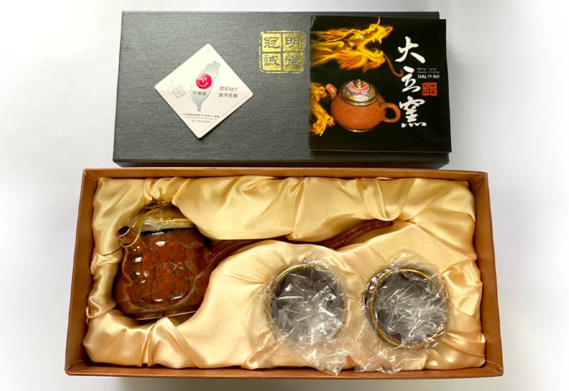 大立窯 鎏金行雲流水壺組(1壺2杯) Yii認證 結晶釉 天目釉茶杯   大立窯 鎏金行雲流水壺組(1壺2杯) Yii認證 結晶釉 天目釉茶杯