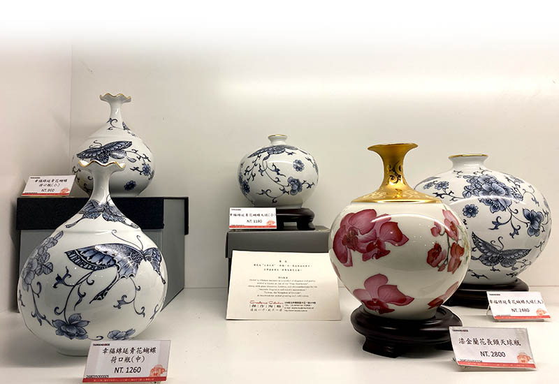 幸福綿延 青花蝴蝶荷口瓶(小) 台灣MIT認證 鶯歌燒 幸福綿延 青花蝴蝶荷口瓶(小) 台灣MIT認證 鶯歌燒