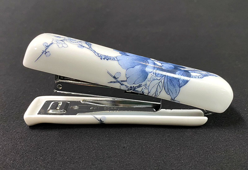 濃妝豔抹總相宜 陶瓷釘書機 台灣MIT認證 鶯歌燒 濃妝豔抹總相宜 陶瓷釘書機 台灣MIT認證 鶯歌燒