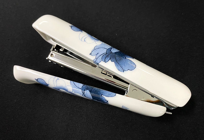 濃妝豔抹總相宜 陶瓷釘書機 台灣MIT認證 鶯歌燒 濃妝豔抹總相宜 陶瓷釘書機 台灣MIT認證 鶯歌燒