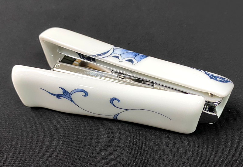 濃妝豔抹總相宜 陶瓷釘書機 台灣MIT認證 鶯歌燒 濃妝豔抹總相宜 陶瓷釘書機 台灣MIT認證 鶯歌燒