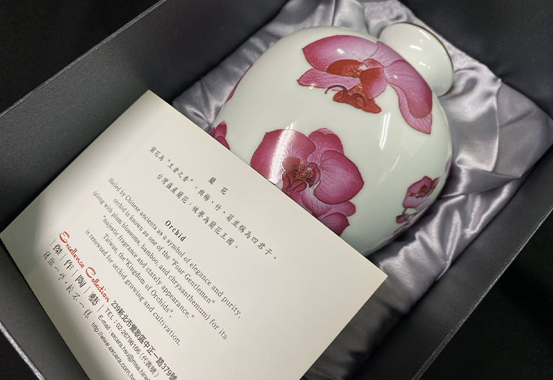 蝴蝶蘭梅瓶(中) 蝴蝶蘭梅瓶(中)