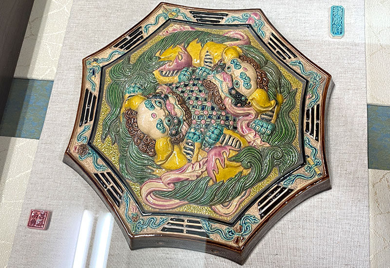 呂勝南 NH- 0216 雙獅戲球(含框與玻璃面) 呂勝南 NH- 0216 雙獅戲球(含框與玻璃面)
