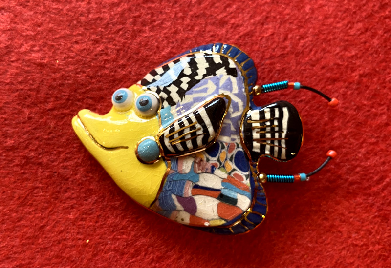 蔡爾平 純手工蝴蝶魚 彩鑲瓷雕塑別針胸針 蔡爾平 純手工蝴蝶魚 彩鑲瓷雕塑別針胸針