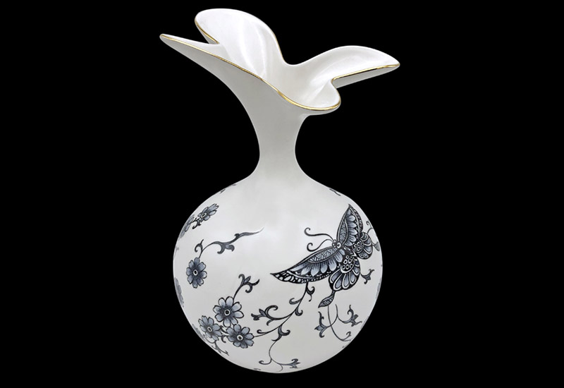 青花蝶舞天球瓶