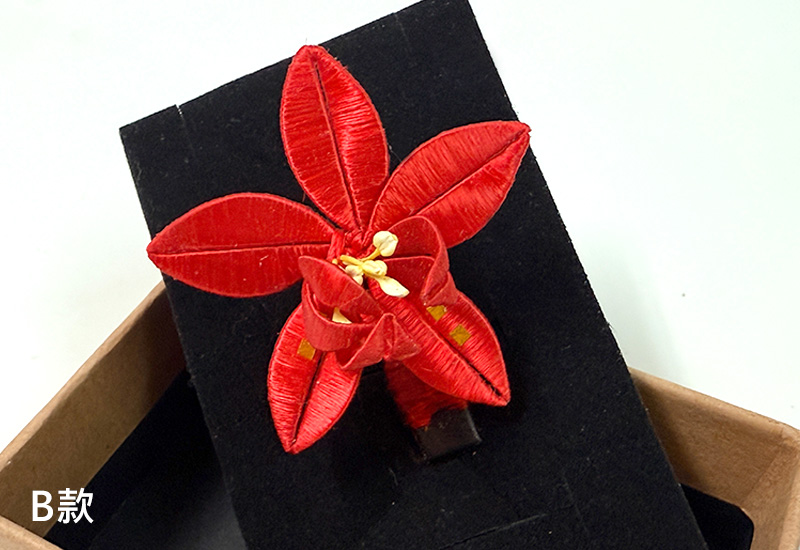 傳統紅春仔花(玉蘭花) 夾胸針髮梳 傳統紅春仔花(玉蘭花) 夾胸針髮梳